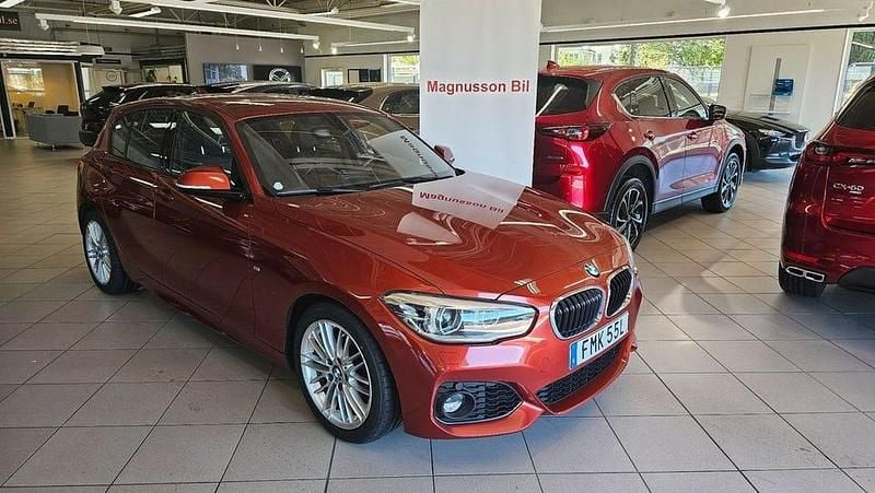Orange Begagnad 2019 BMW 118 M Sport Halvkombi | 169 000 kr (Bra pris) - Bild 1/3