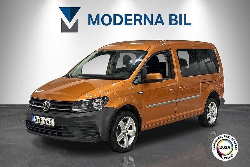 Orange Begagnad 2016 VW Caddy Maxi Life Life Minibuss | 114 900 kr (Marknadspris) - Bild 1/4
