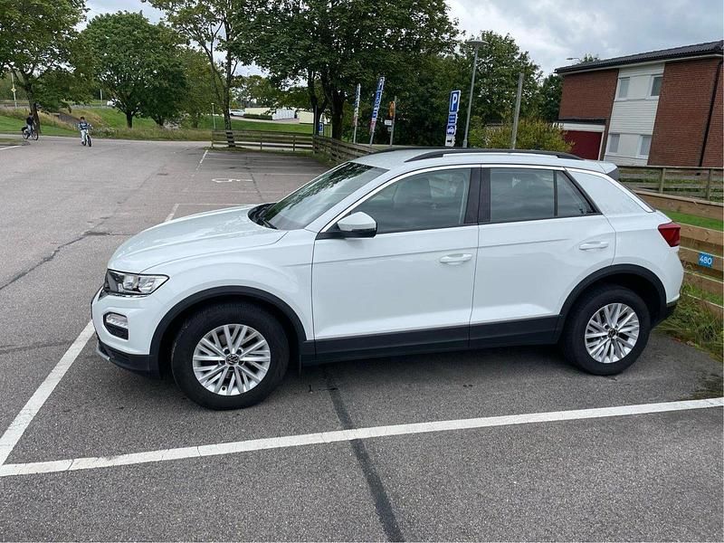 Vit Begagnad 2021 VW T-Roc SUV | 179 000 kr (Marknadspris) - Bild 1/4