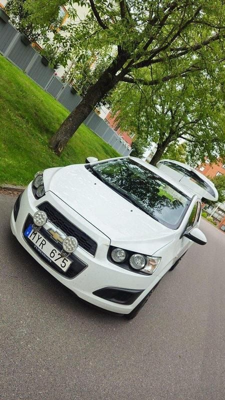 Vit Begagnad 2012 Chevrolet Aveo Halvkombi | 56 000 kr (Lite dyr) - Bild 1/4