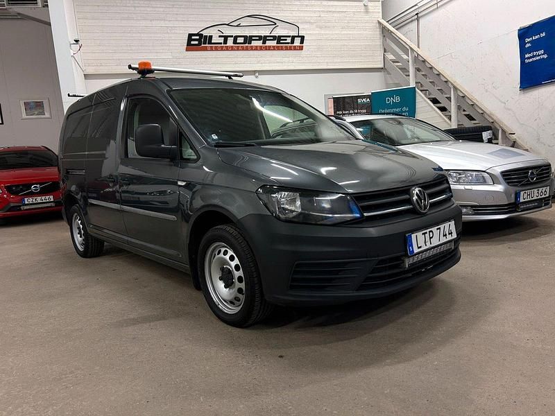 Ljusgrå (grå) Begagnad 2018 VW Caddy Maxi Minibuss | 189 000 kr (Marknadspris) - Bild 1/4