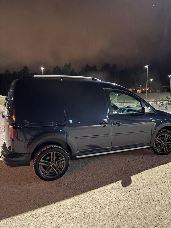 Begagnad VW Caddy 150 HK (110 kW) 2019 Metalick Minibuss