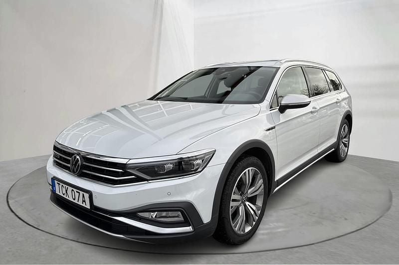 Vit Begagnad 2022 VW Passat Alltrack Business Kombi | 259 000 kr (Superpris) - Bild 1/4