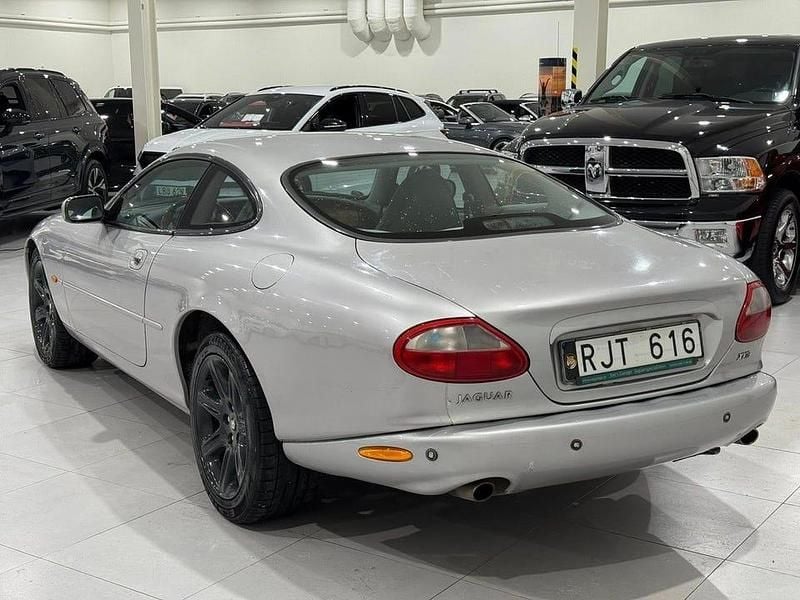 Begagnad Jaguar XK 284 HK (208 kW) 2000 Grå