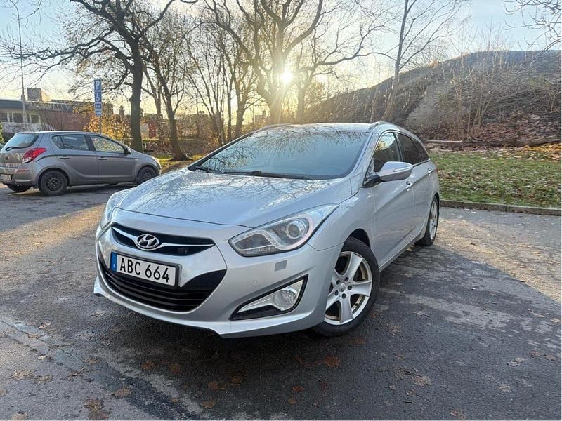 Silver Begagnad 2013 Hyundai i40 Kombi | 59 900 kr (Marknadspris) - Bild 1/4