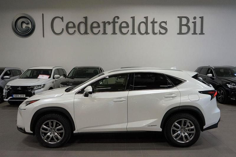Vit Begagnad 2015 Lexus NX300h SUV | 218 900 kr (Marknadspris) - Bild 1/4