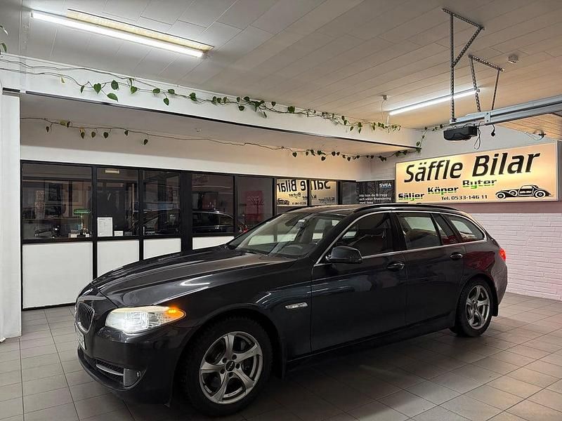 Grå Begagnad 2011 BMW 530 Kombi | 144 900 kr (Marknadspris) - Bild 1/4