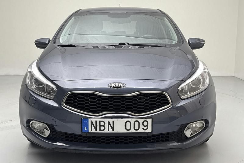 Begagnad Kia Ceed Comfort 128 HK (94 kW) 2013 Mörkblå Halvkombi