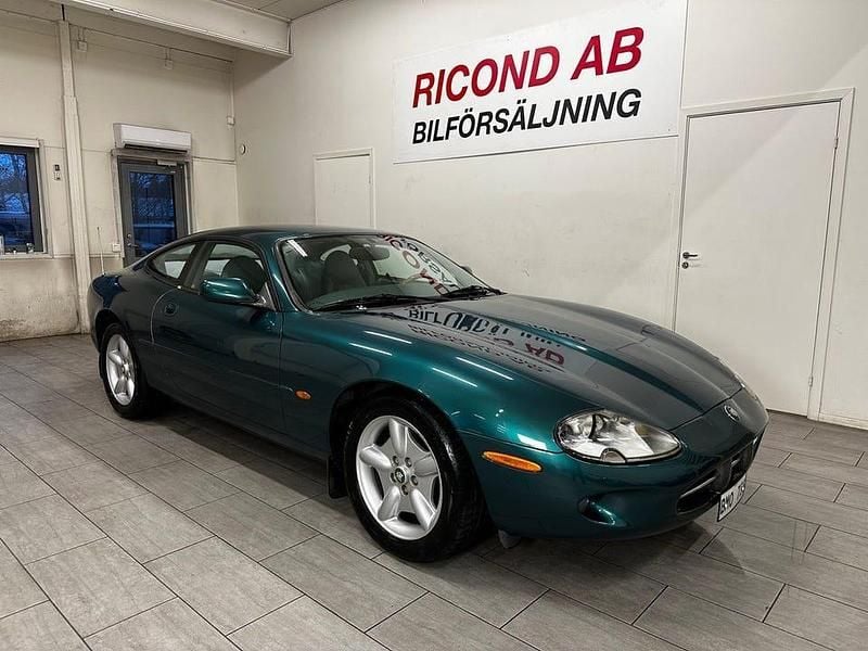 Grönmetallic Begagnad 1997 Jaguar XK Sportkupé | 169 900 kr - Bild 1/4