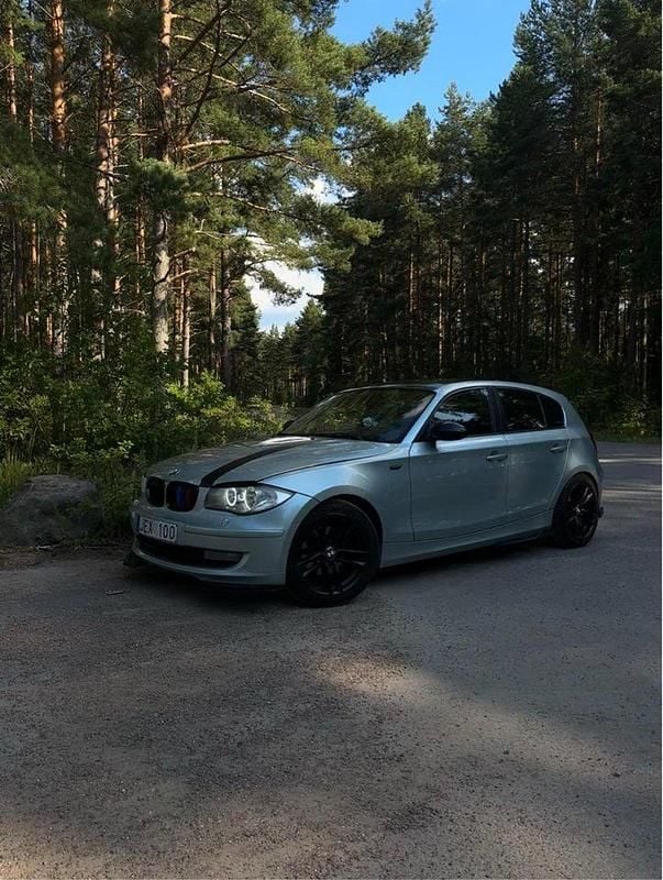 Grön Begagnad 2009 BMW 118 Halvkombi | 54 700 kr (Marknadspris) - Bild 1/4