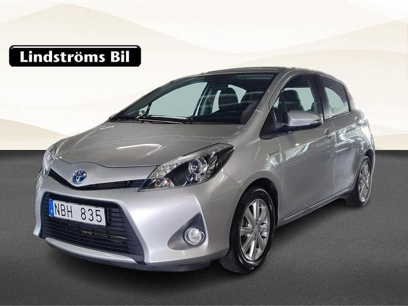 Silver Begagnad 2013 Toyota Yaris Hybrid Active Halvkombi | 124 900 kr (Marknadspris) - Bild 1/3