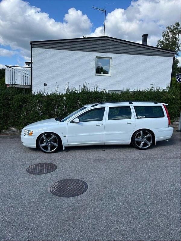 Vit Begagnad 2005 Volvo V70 Kombi | 48 000 kr (Dyr) - Bild 1/4