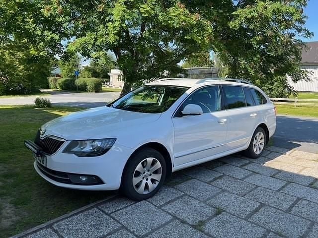 Vit Begagnad 2014 Skoda Superb Ambition Kombi | 103 000 kr (Marknadspris) - Bild 1/4