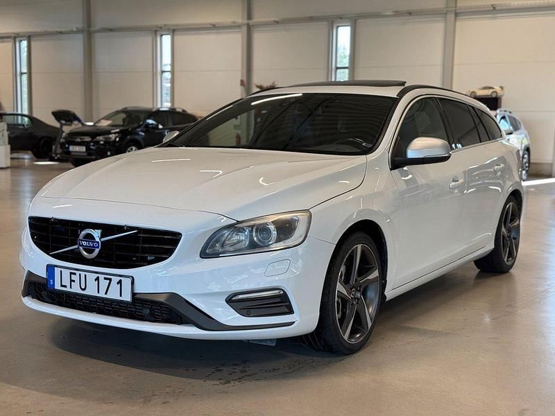 Vit Begagnad 2015 Volvo V60 R-Design Kombi | 179 900 kr (Dyr) - Bild 1/4