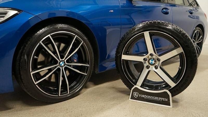 Begagnad BMW 330 Shadowline 258 HK (189 kW) 2020 Portimao blue metallic