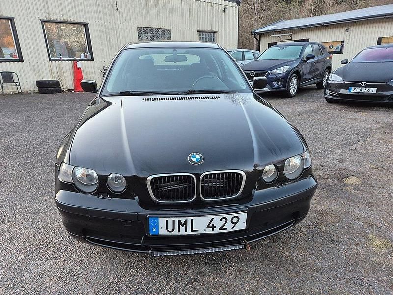 Svart Begagnad 2003 BMW 318 Halvkombi | 29 500 kr - Bild 1/4