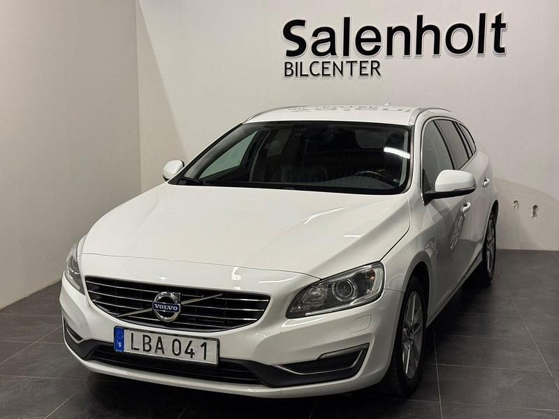 Vit Begagnad 2015 Volvo V60 Summum Kombi | 144 900 kr (Marknadspris) - Bild 1/4