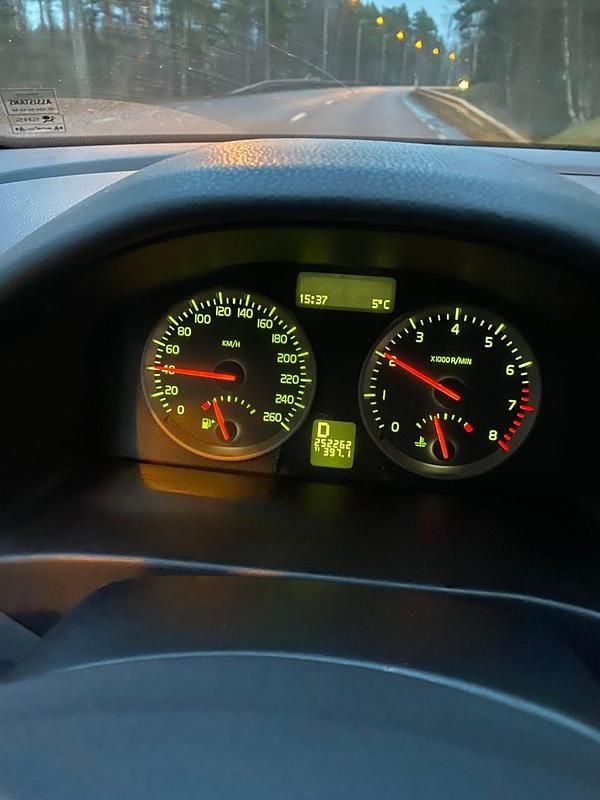 Begagnad 2004 Volvo S40 Sedan | 31 000 kr (Marknadspris) - Bild 1/4