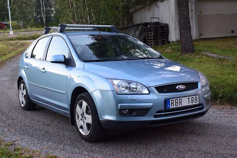 Blå Begagnad 2007 Ford Focus Halvkombi | 34 000 kr (Dyr) - Bild 1/4