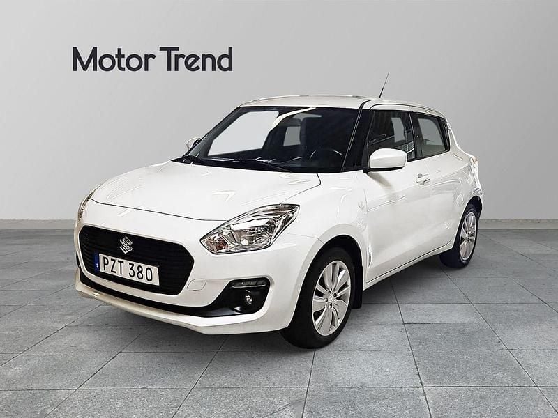 Vit Begagnad 2018 Suzuki Swift Halvkombi | 129 000 kr (Marknadspris) - Bild 1/4