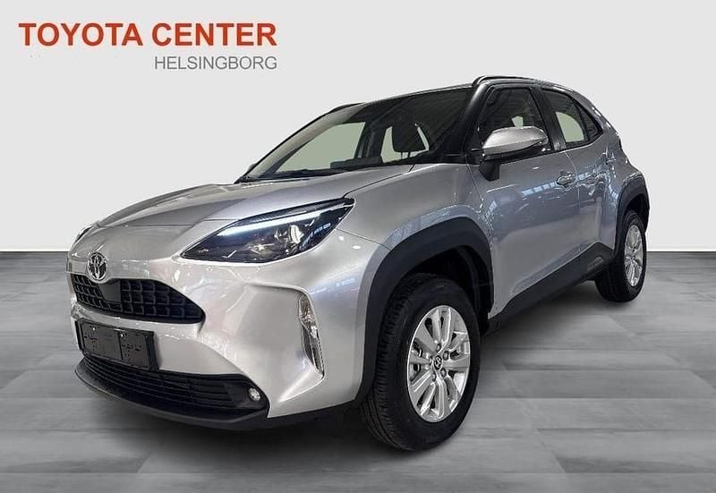 Silver Ny 2025 Toyota Yaris Cross Active SUV | 301 800 kr (Marknadspris) - Bild 1/3