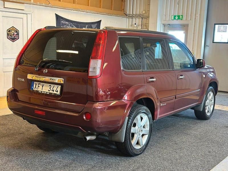 Begagnad Nissan X-Trail 165 HK (121 kW) 2005 Mörkröd SUV
