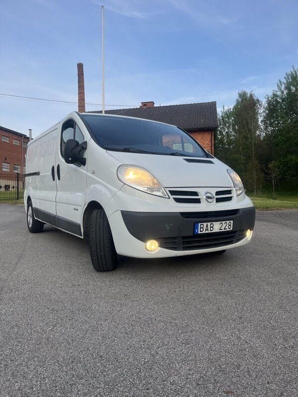 Vit Begagnad 2012 Nissan Primastar Minibuss | 45 000 kr (Marknadspris) - Bild 1/4