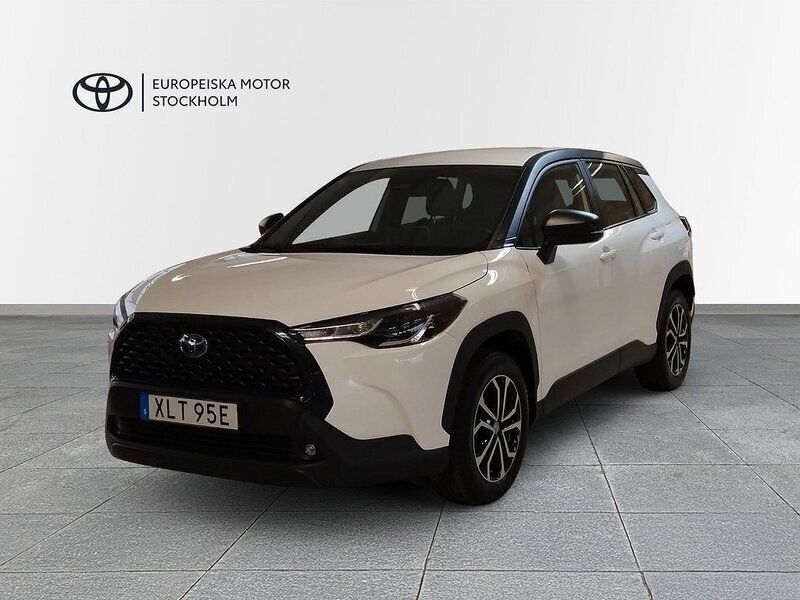 Vit Begagnad 2022 Toyota Corolla Cross Active SUV | 359 800 kr (Marknadspris) - Bild 1/4