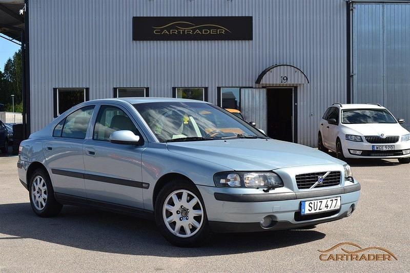 Ljusblå (blå) Begagnad 2001 Volvo S60 Sedan | 39 900 kr (Lite dyr) - Bild 1/4