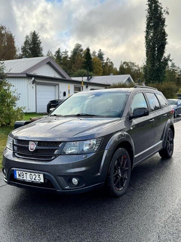 Grå Begagnad 2014 Fiat Freemont SUV | 83 000 kr (Marknadspris) - Bild 1/4