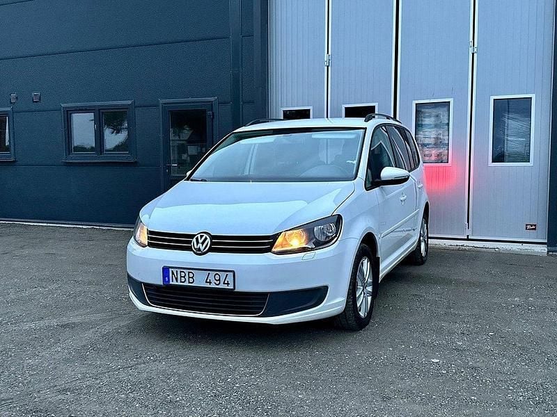 Vit Begagnad 2012 VW Touran Minibuss | 69 000 kr (Marknadspris) - Bild 1/4