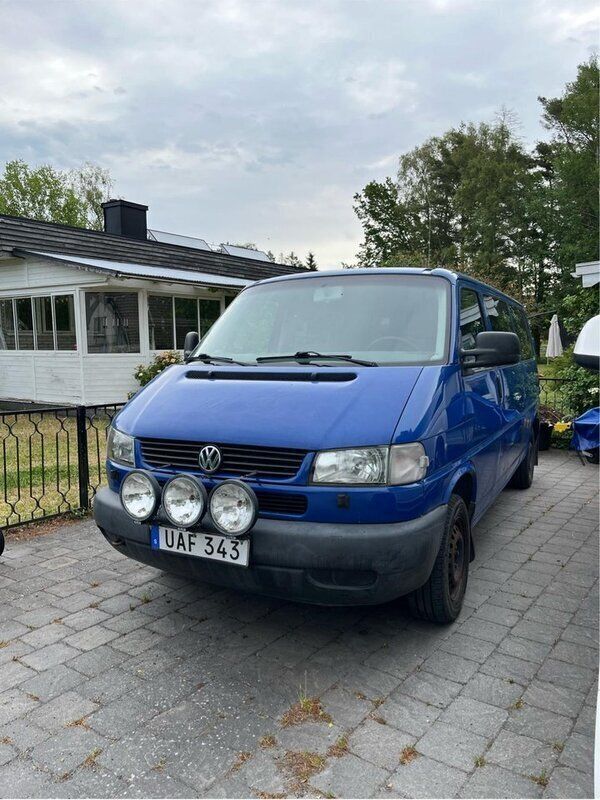 Blå Begagnad 2003 VW Caravelle Minibuss | 65 000 kr - Bild 1/4