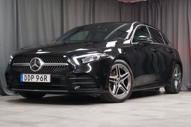 Svart Begagnad 2022 Mercedes A180 AMG Halvkombi | 319 000 kr (Dyr) - Bild 1/4