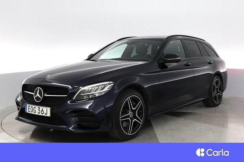 Mörkblå Begagnad 2020 Mercedes C300e AMG Kombi | 297 900 kr (Marknadspris) - Bild 1/4