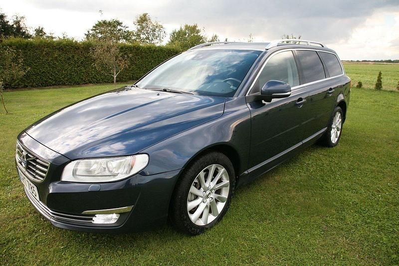 Blå Begagnad 2015 Volvo V70 Summum Kombi | 149 000 kr (Marknadspris) - Bild 1/4