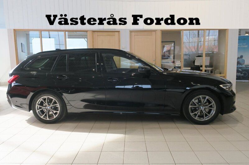 Svart Begagnad 2019 BMW 320 Sport Line Kombi | 289 900 kr (Marknadspris) - Bild 1/4