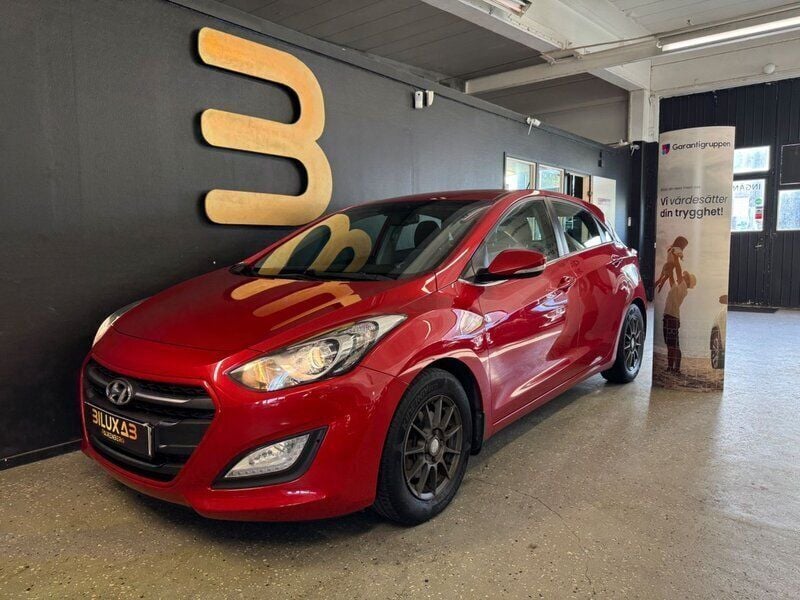 Röd Begagnad 2016 Hyundai i30 Comfort Halvkombi | 94 900 kr (Superpris) - Bild 1/4