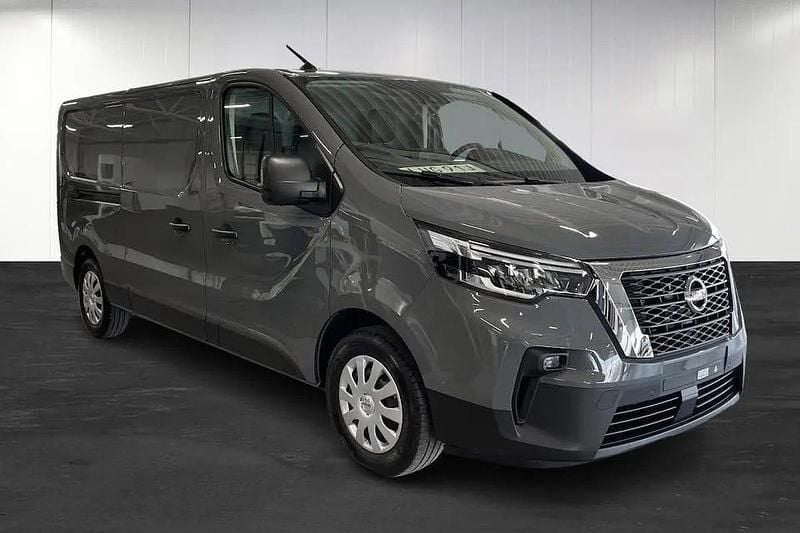 Grå Ny 2025 Nissan Primastar N-Connecta Minibuss | 377 231 kr - Bild 1/4