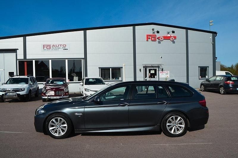 Grå Begagnad 2016 BMW 520 M Sport Kombi | 159 900 kr (Lite dyr) - Bild 1/4