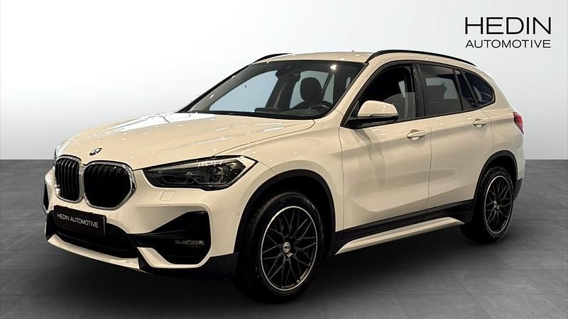 Vit (white) Begagnad 2020 BMW X1 Sport Line SUV | 249 700 kr (Marknadspris) - Bild 1/4