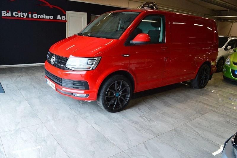 Röd Begagnad 2016 VW T6 Van | 129 900 kr (Bra pris) - Bild 1/4