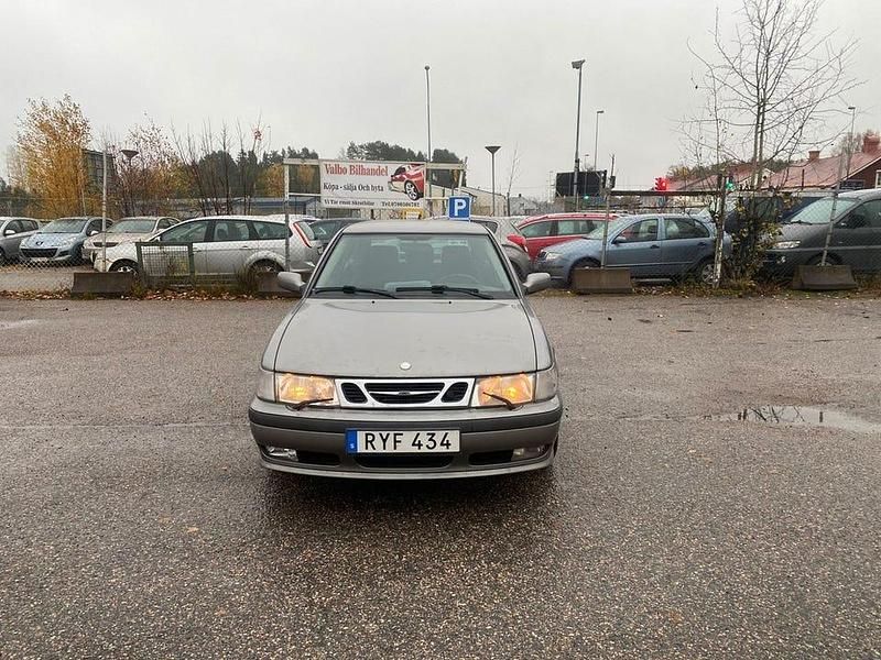 Ljusgrå Begagnad 2000 Saab 9-3 Halvkombi | 20 900 kr (Bra pris) - Bild 1/4