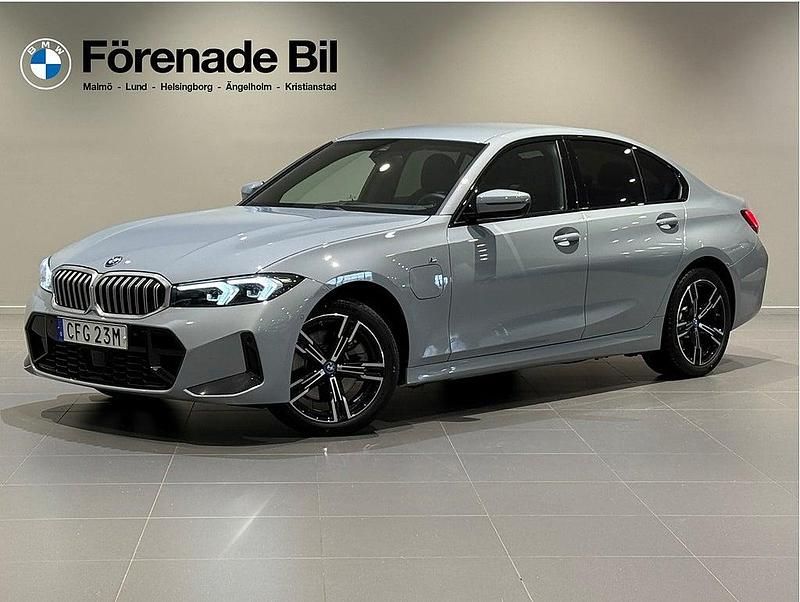 Grå Begagnad 2024 BMW 330e M Sport Sedan | 464 000 kr (Marknadspris) - Bild 1/4