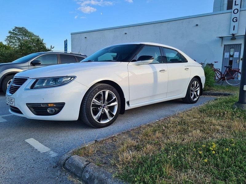 Vit Begagnad 2010 Saab 9-5 Vector Sedan | 92 000 kr (Dyr) - Bild 1/4
