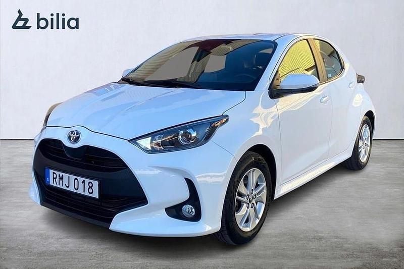 Vit Begagnad 2023 Toyota Yaris Hybrid Active Halvkombi | 224 900 kr (Marknadspris) - Bild 1/4