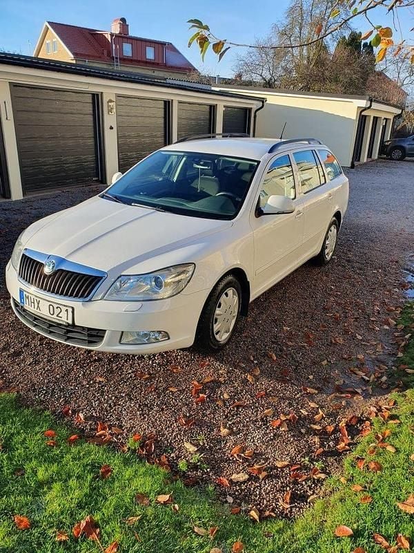 Begagnad 2012 Skoda Octavia Ambiente Kombi | 42 500 kr (Bra pris) - Bild 1/4