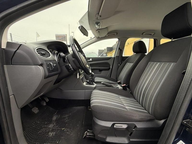 Begagnad Ford Focus Trend 90 HK (66 kW) 2011 Blå Kombi