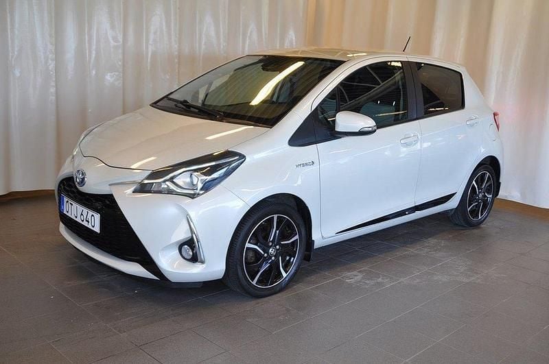 Ljusgrå Begagnad 2017 Toyota Yaris Hybrid Halvkombi | 139 000 kr (Bra pris) - Bild 1/4