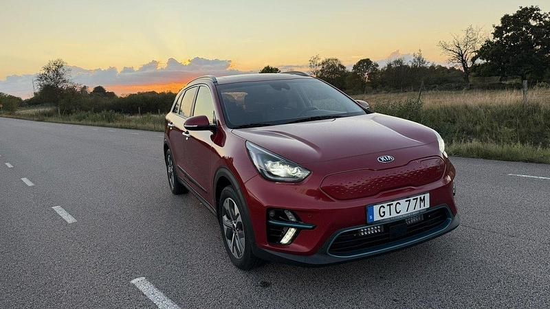 Röd Begagnad 2019 Kia e-Niro 2 SUV | 167 000 kr (Marknadspris) - Bild 1/4