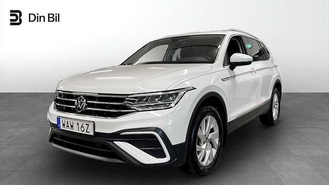 Vit (pure white) Begagnad 2023 VW Tiguan Allspace Life SUV | 374 900 kr (Marknadspris) - Bild 1/4